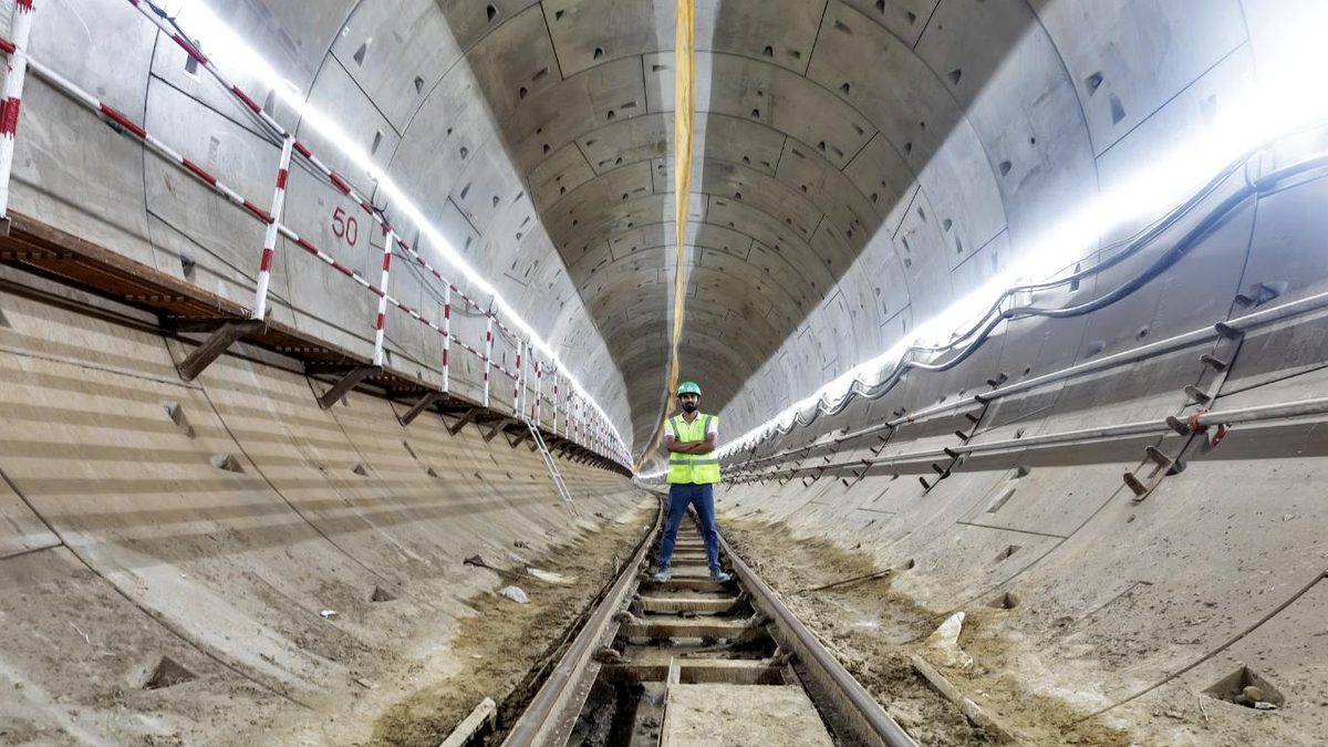 Agent en équipement de sécurité sur la voie dans un tunnel ferroviaire en travaux